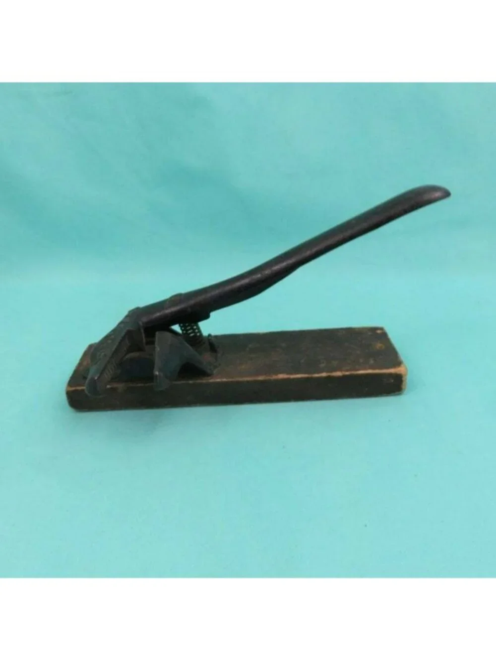 Sergent & Co #10 Wall Mounted Cork Puller Iron Spring Wine Spirits Cork Grip